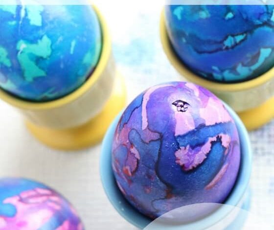 Decorating Easter Eggs with Liquid Watercolours