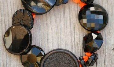 Halloween Button Bracelet for kids to make Halloween Button Bracelet for kids to make