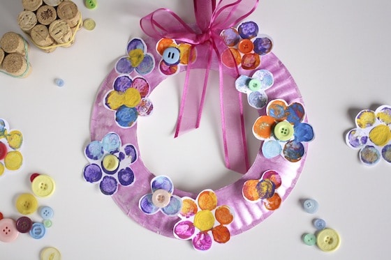 Adorable Cork-Stamped Flower Wreath for Spring Adorable Cork-Stamped Flower Wreath for Spring